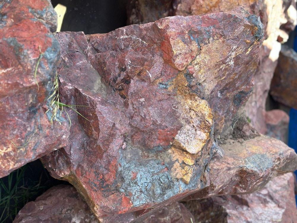 Камни для ландшафтного дизайна красно-фиолетовые 10-60 килограмм купить в Перми