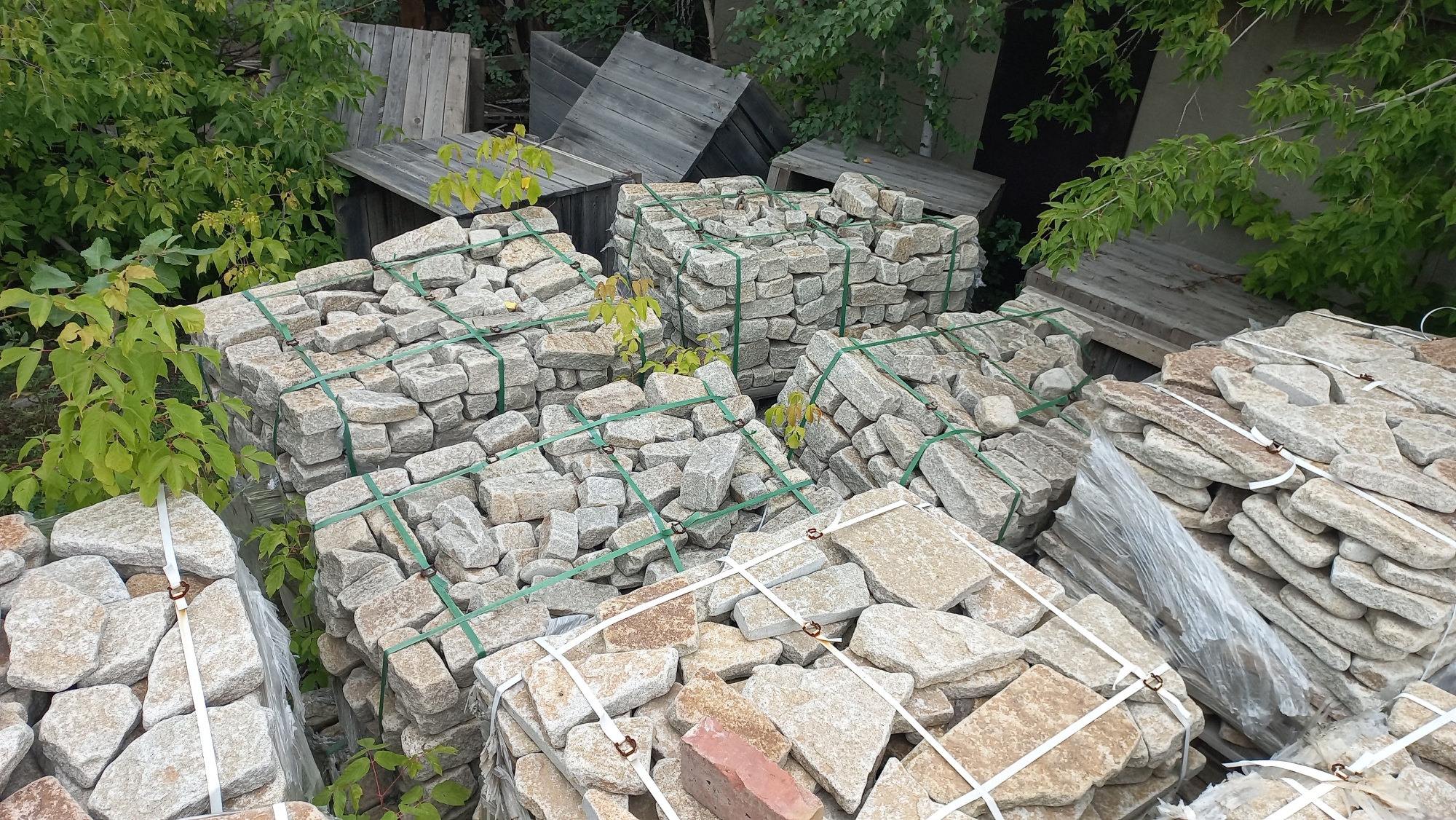 Плитняк галтованный гранитный для ландшафтного дизайна купить в Перми