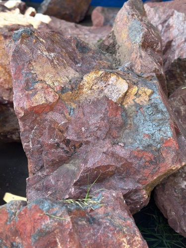 Камни для ландшафтного дизайна красно-фиолетовые 10-60 килограмм купить в Перми