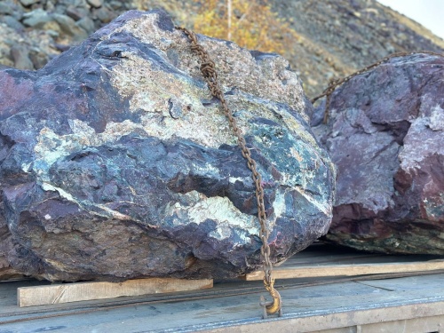 Огромные красно-фиолетовые валуны для ландшафтного дизайна весом более 5 тонн купить в Перми