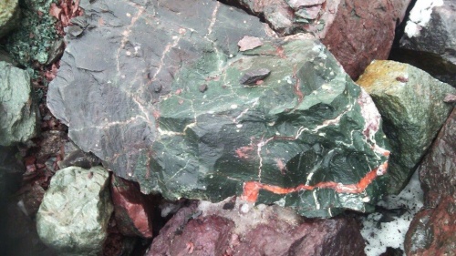 Гигантские зелёные валуны для ландшафтного дизайна весом более 5 тонн купить в Перми