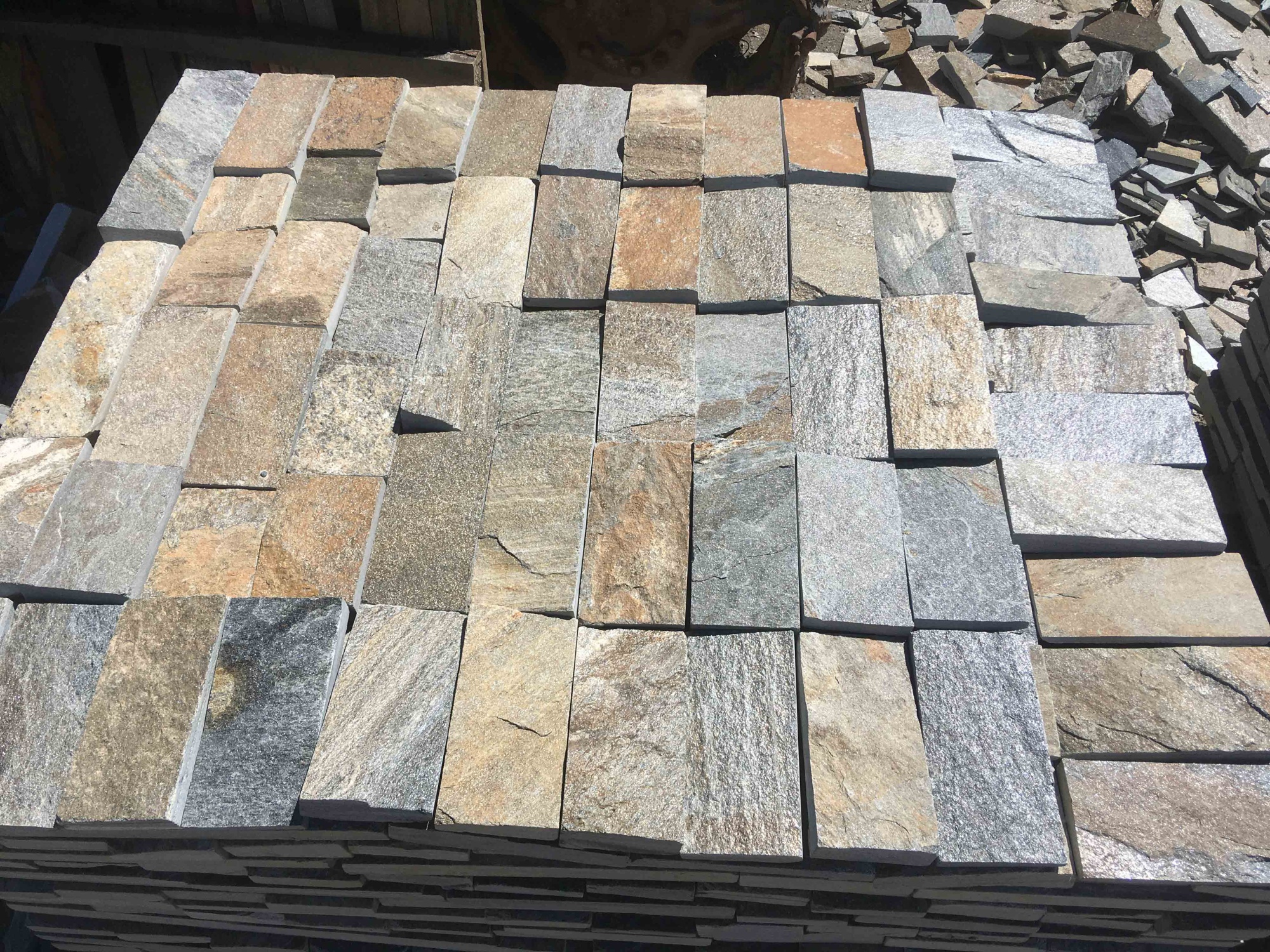 Плитка пилёная златолит Уральский для фасада купить в Перми