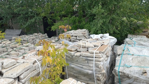 Плитняк галтованный гранитный для ландшафтного дизайна купить в Перми