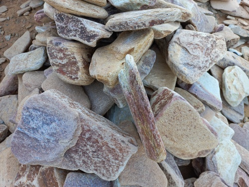 Златолит жёлтый, жёлто-зелёный глыбки и валуны для ланшафтного дизайна купить в Перми