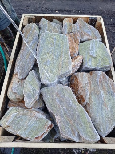 Златолит жёлтый, жёлто-зелёный глыбки и валуны для ланшафтного дизайна купить в Перми