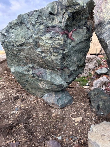 Гигантские зелёные валуны для ландшафтного дизайна весом более 5 тонн купить в Перми