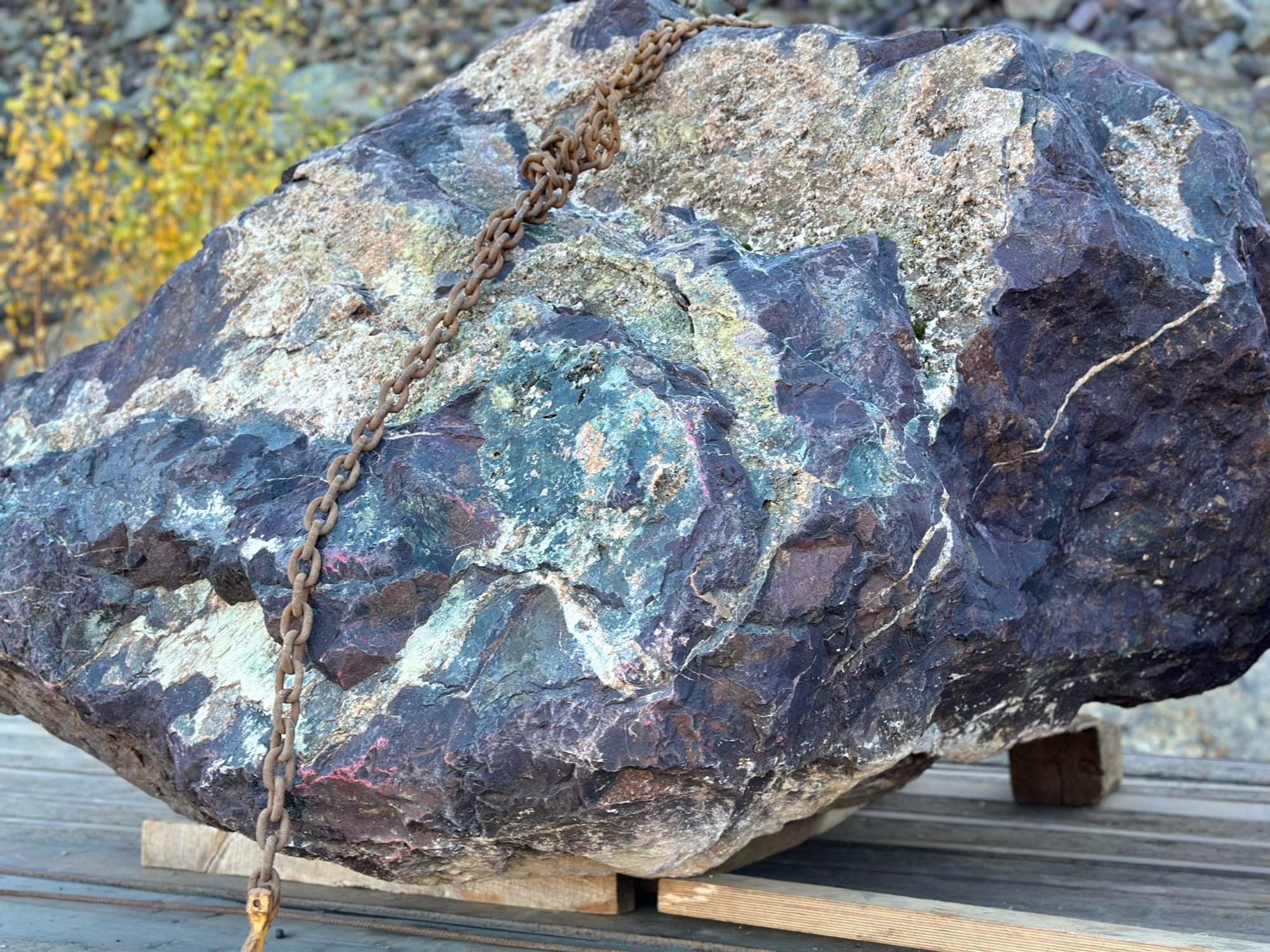 Огромные красно-фиолетовые валуны для ландшафтного дизайна весом более 5 тонн купить в Перми