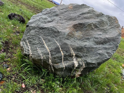 Гигантские зелёные валуны для ландшафтного дизайна весом более 5 тонн купить в Перми