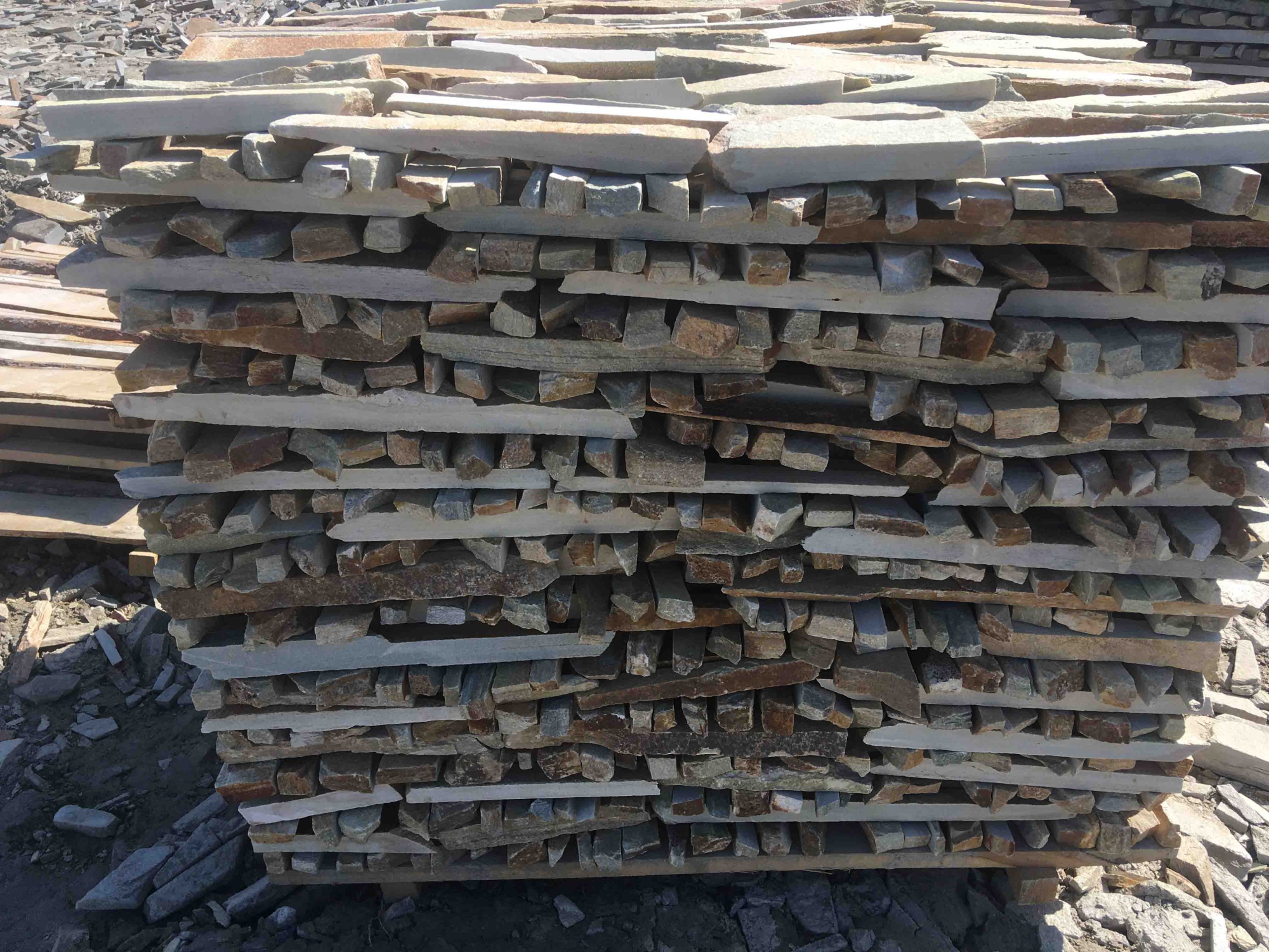 Горбушка златолит золотистый для облицовки купить в Перми