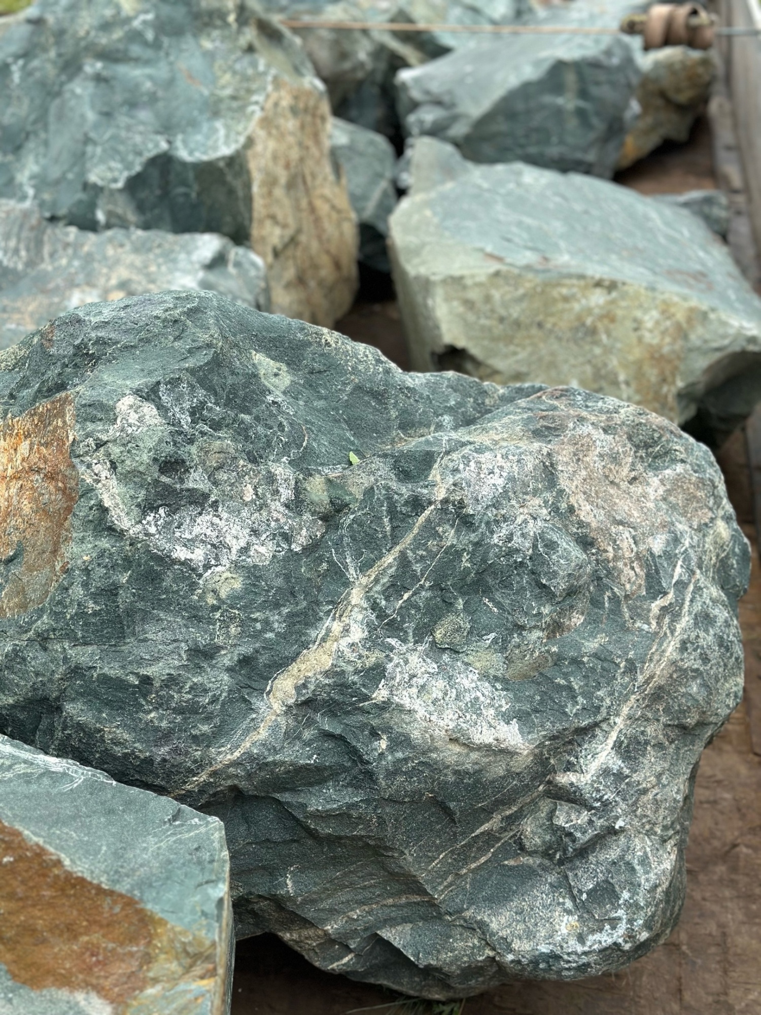 Камни для ландшафтного дизайна зелёные 10-60 килограмм купить в Перми