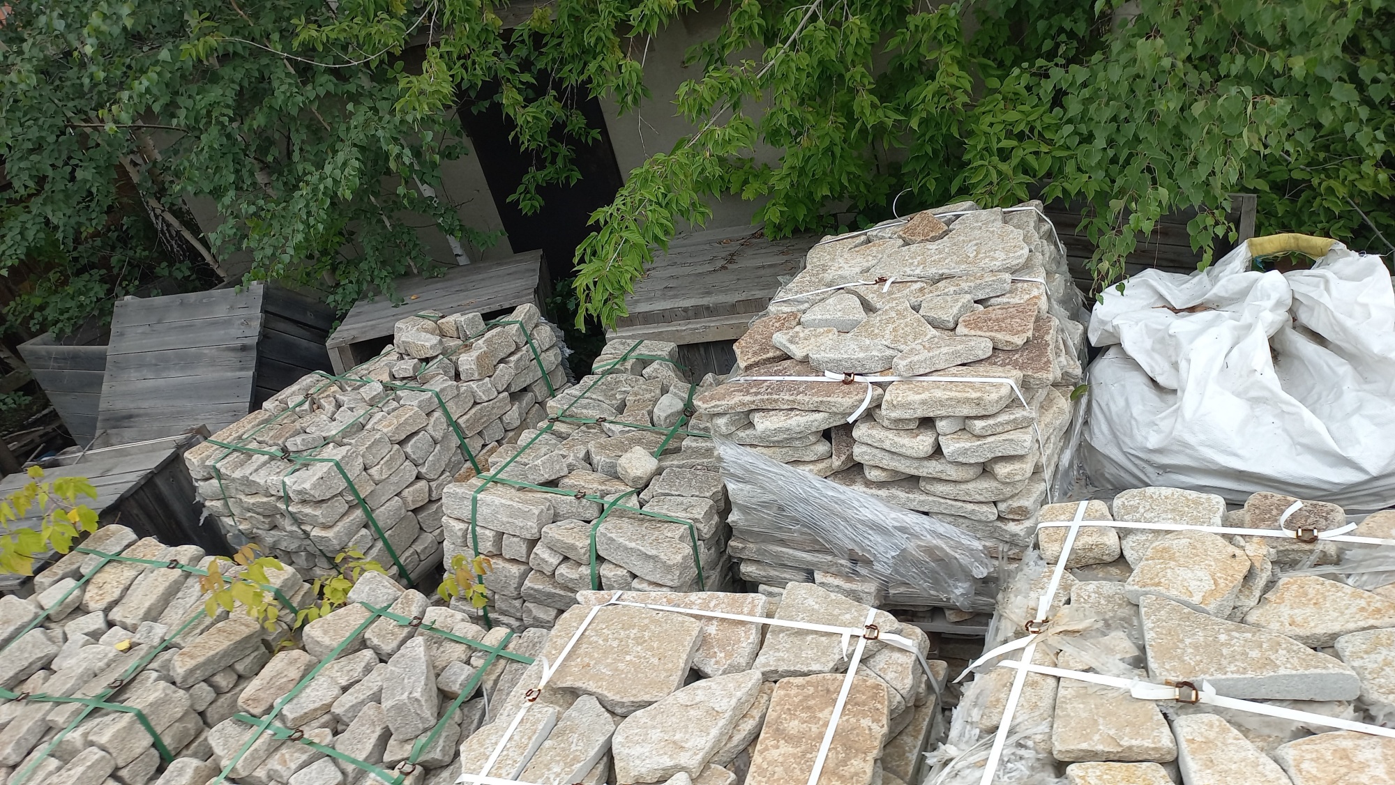 Плитняк гранитный галтованный купить в Перми