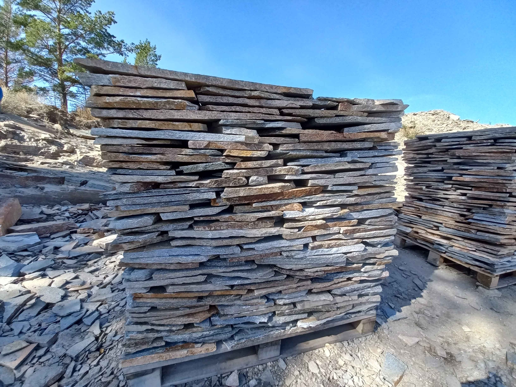 Плитняк златолит серебристый для фасада купить в Перми