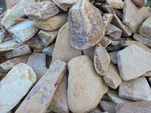 Златолит жёлтый, жёлто-зелёный глыбки и валуны для ланшафтного дизайна купить в Перми