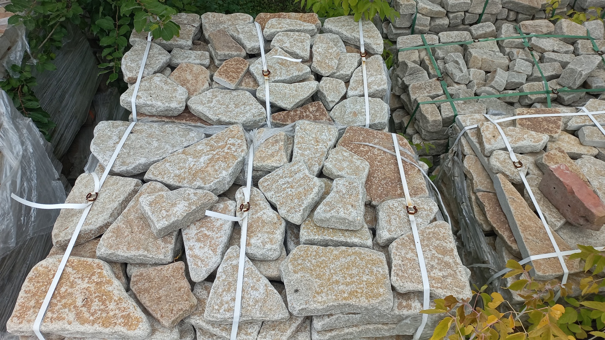 Гранитный плитняк галтованный для мощения купить в Перми