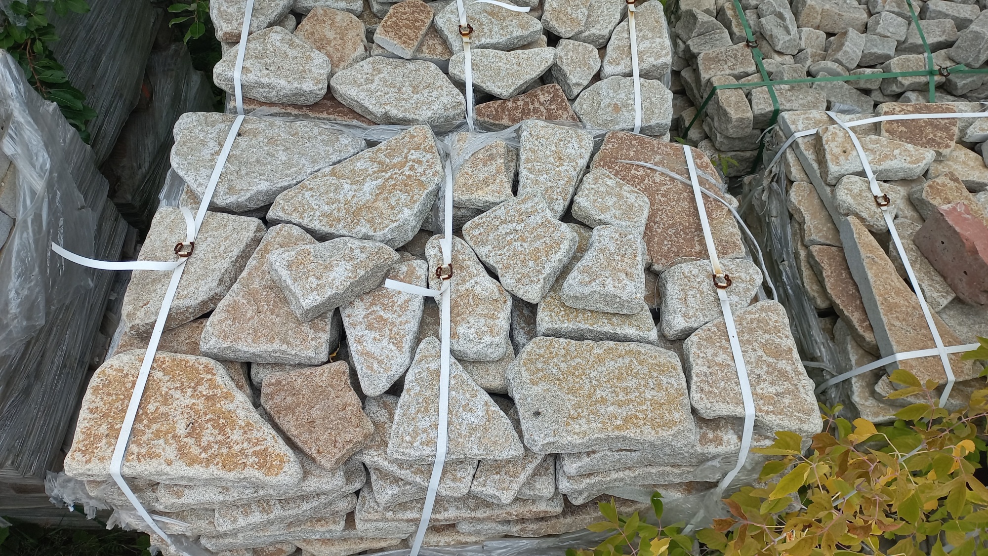 Плитняк галтованный гранитный для ландшафтного дизайна купить в Перми