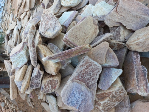 Златолит жёлтый, жёлто-зелёный глыбки и валуны для ланшафтного дизайна купить в Перми